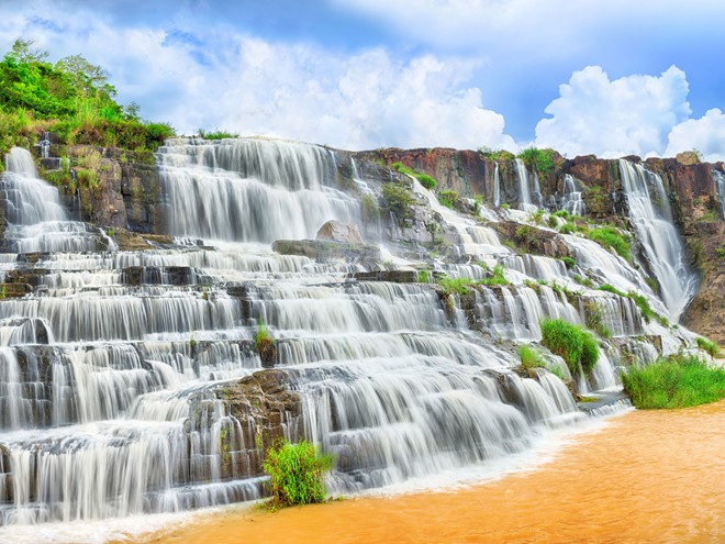 Thác Pongour là một ngọn thác nổi tiếng đẹp mơ màng, hùng vĩ, hoang dã nhất của Nam Tây Nguyên. Do đó, nếu đến Đà Lạt khách không thể quên được thác Pongour.